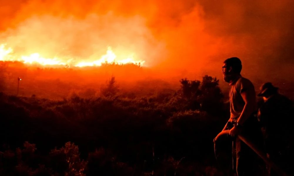 Τεράστια καταστροφή στον Έβρο: Καίει για 15η μέρα η φωτιά- Τιτάνια μάχη των πυροσβεστών- Επιχειρούν εναέρια μέσα